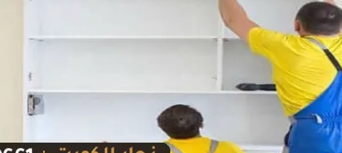 نجار جنوب السرة: فنيان يركّبان وحدة رفوف بيضاء في بيت عميل من شغل نجار الكويت